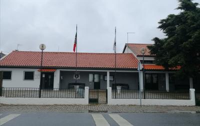 Edif&iacute;cio da junta de freguesia de Tou&ccedil;a 